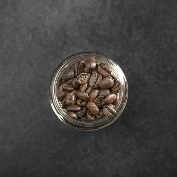 Вид сверху на кофейные зерна в банке — стоковое фото