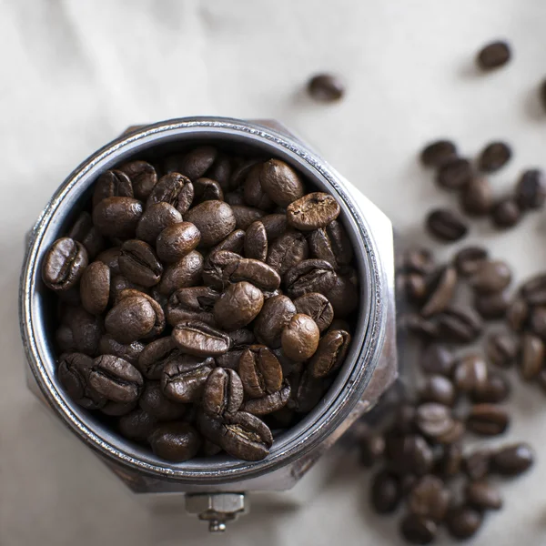 イタリアのコーヒー メーカーのポットはコーヒー豆でいっぱい — ストック写真