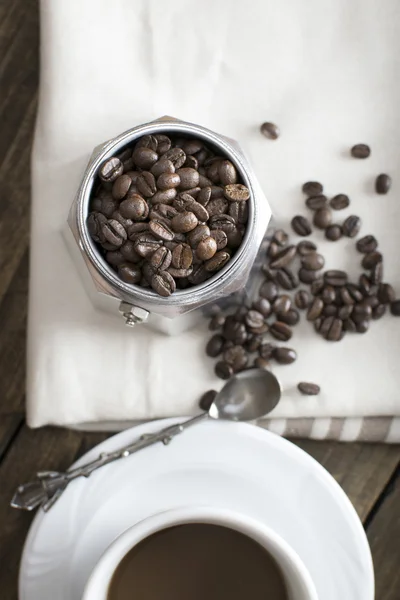 Italienska kaffebryggare kruka fylld med kaffebönor — Stockfoto