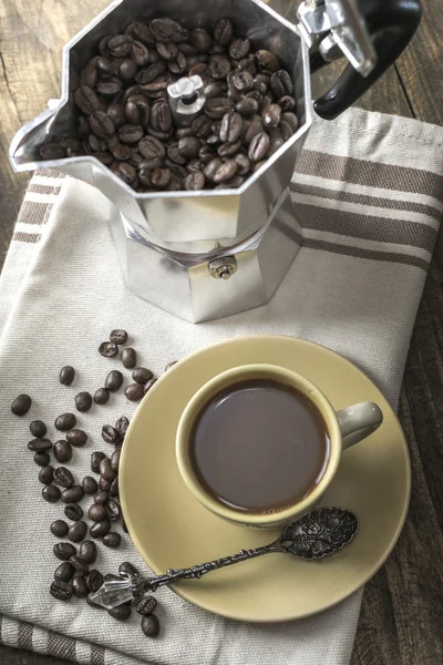 Panela de cafeteira italiana cheia de grãos de café — Fotografia de Stock