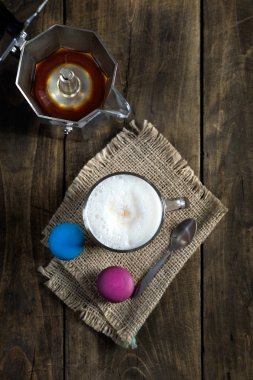 fincan kapuçino ve macaroons