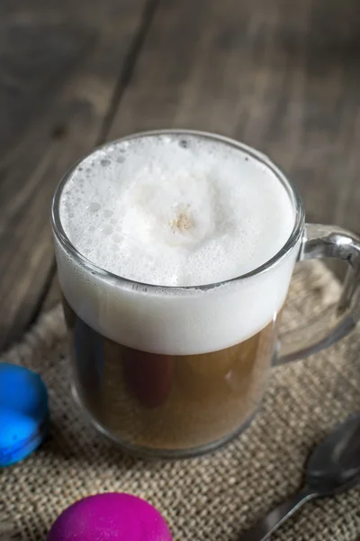 Copo de cappuccino e macaroons — Fotografia de Stock