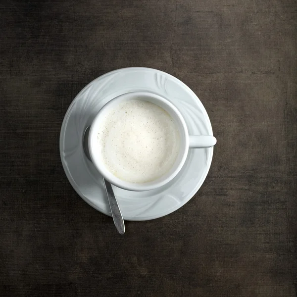 Cappuccino en taza sobre fondo rústico de madera —  Fotos de Stock