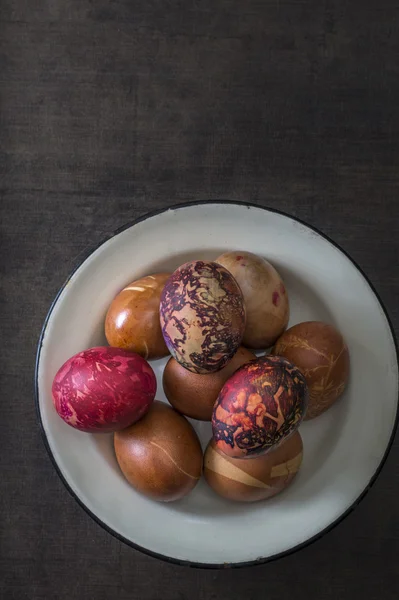 Barevné velikonoční vejce v desce — Stock fotografie