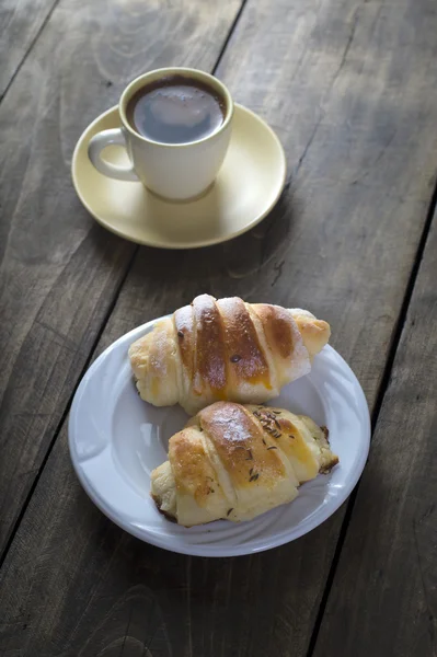 Coffee and croissant for breakfast — Stock Photo, Image