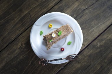 Nefis çikolatalı kekler masada.