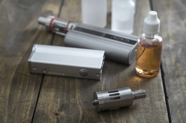 E-cigarettes with lots of different re-fill bottles — Stock Photo, Image