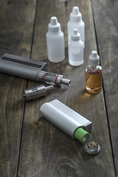 Sigarette elettroniche con un sacco di diverse bottiglie di ri-riempimento — Foto Stock