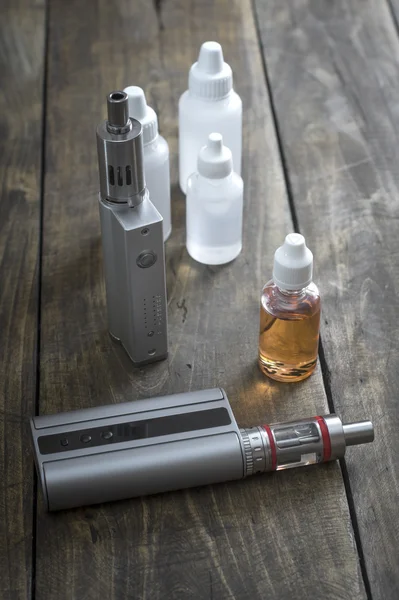 E-cigaretter med massor av olika åter fylla flaskor — Stockfoto