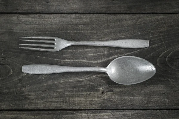 Cubiertos viejos en mesa de madera — Foto de Stock