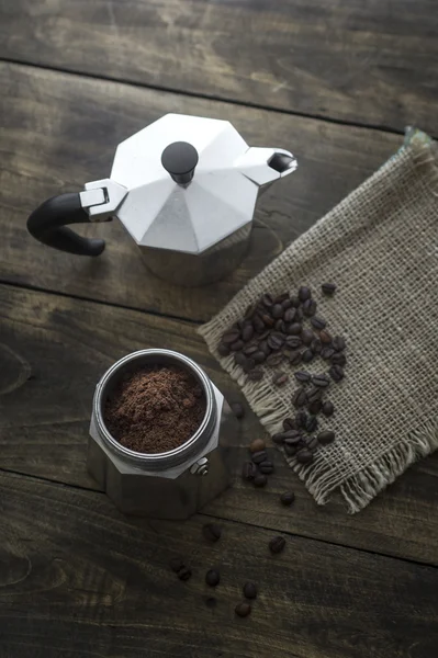 Preparación de café con cafetera italiana — Foto de Stock