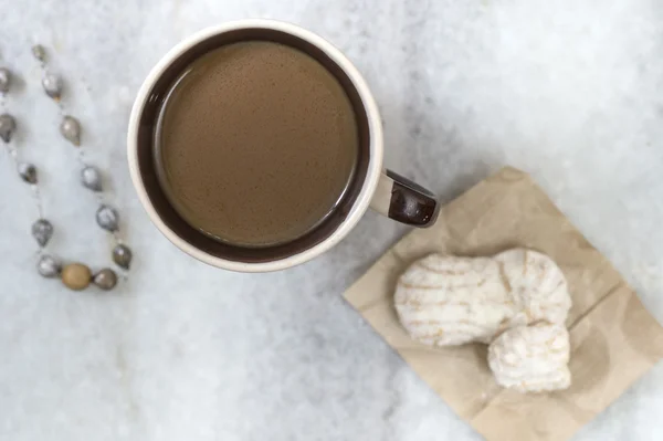 Caffè e biscotti sul tavolo — Foto Stock