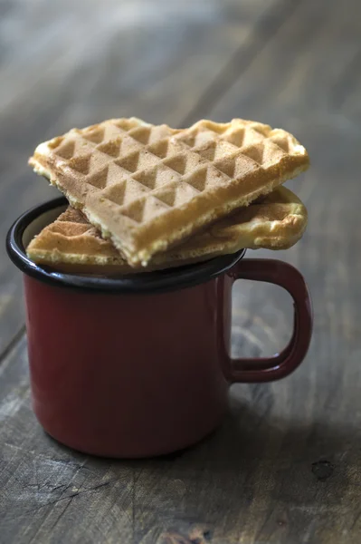 Waffles em forma de coração e café na mesa — Fotografia de Stock