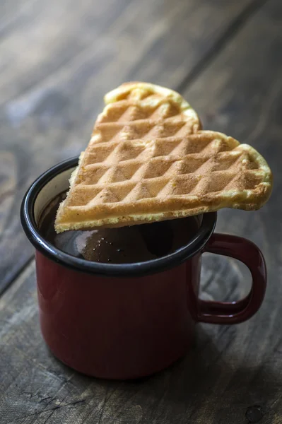 Waffles em forma de coração e café na mesa — Fotografia de Stock