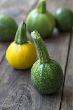 Tahta masada taze kabak.