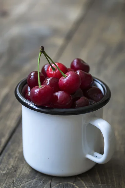 Cerises fraîches dans un bol sur la table — Photo