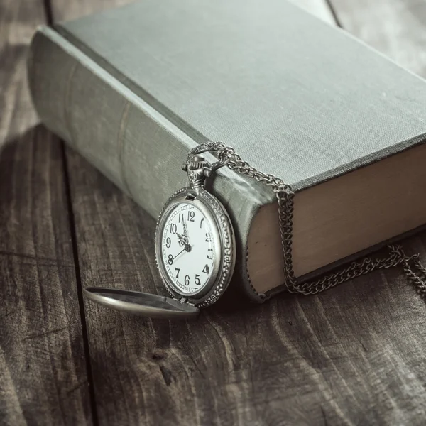 Alte Taschenuhr auf alten Büchern. — Stockfoto