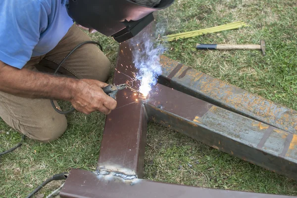 Travailleur avec masque de protection soudure métal — Photo