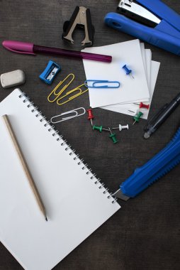 Ahşap arka planda okul malzemeleri