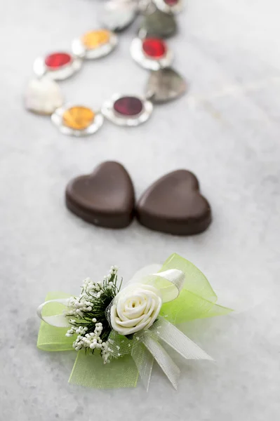 桌上的婚礼胸花 — 图库照片