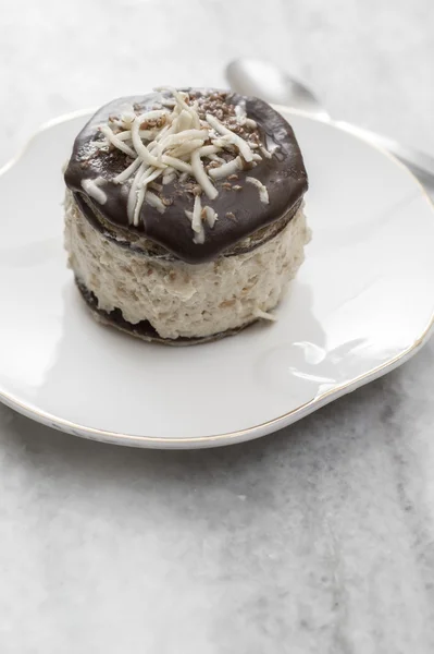 Heerlijke chocoladetaart op tafel — Stockfoto