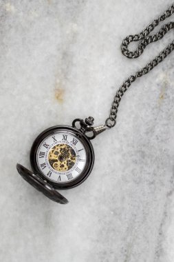 Cep saati ile mermer zincir.