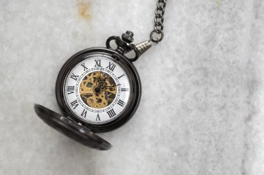 Cep saati ile mermer zincir.