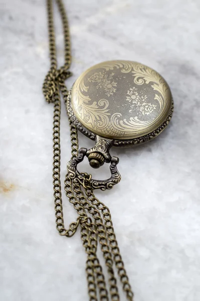 Reloj de bolsillo con cadena en mármol . — Foto de Stock