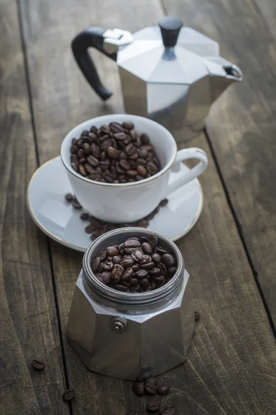 Kopp full med kaffebönor — Stockfoto