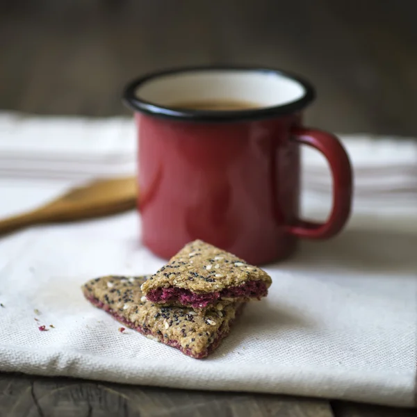 Xícara de café e biscoitos no fundo de madeira — Fotografia de Stock