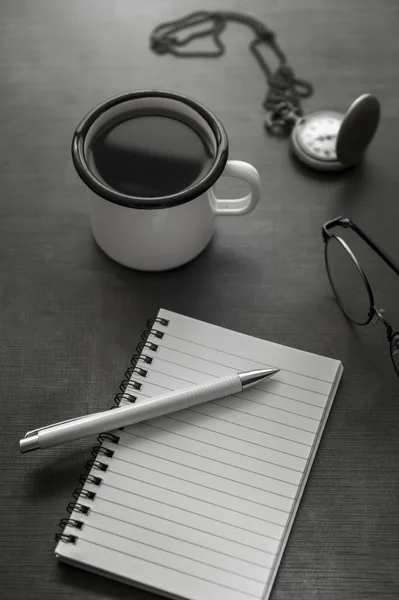 Mesa de trabalho em preto e branco — Fotografia de Stock