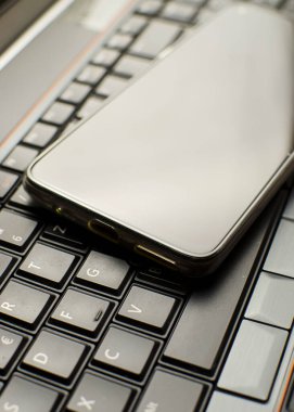 Modern bilgisayar aygıtları - dizüstü bilgisayar ve telefon, kapatın