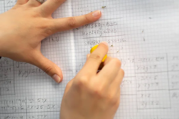 Estudiante Usando Borrador Para Editar Error Desde Arriba —  Fotos de Stock