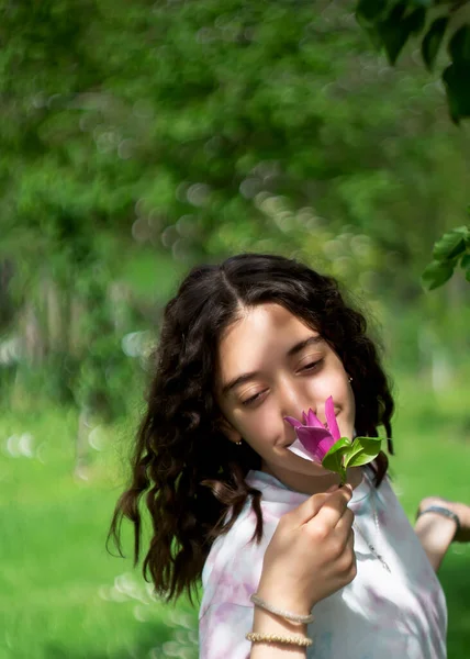 Маленькая Девочка Наслаждается Запахом Цветов Лугу — стоковое фото