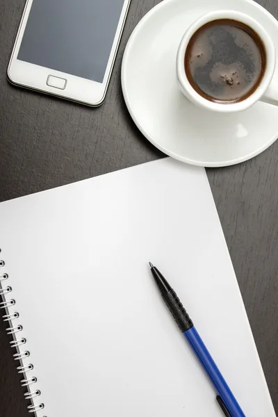 Composição de mesa de escritório com papel em branco — Fotografia de Stock