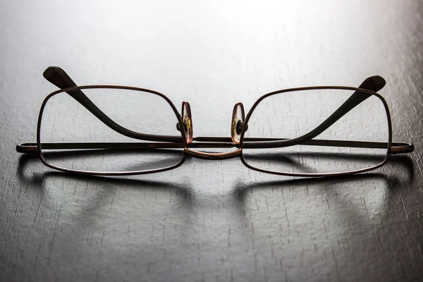 Óculos em uma mesa de madeira — Fotografia de Stock
