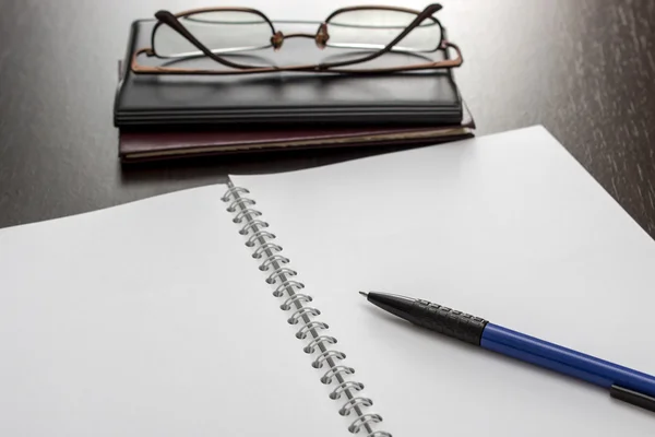 Puste notatnik i okulary — Zdjęcie stockowe