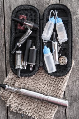 Eski tahta üzerinde sağlıklı sigara içmek için malzeme.