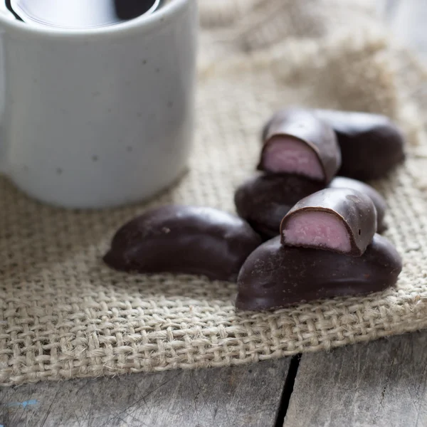 Bonbons au chocolat et tasse de café — Photo