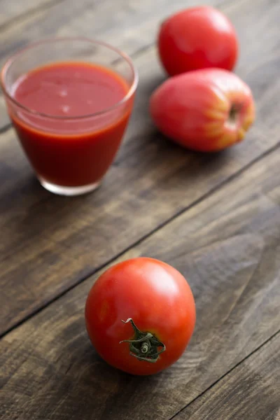 Bardakta domates suyu — Stok fotoğraf