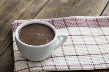 Kahve fincanı ahşap masada.