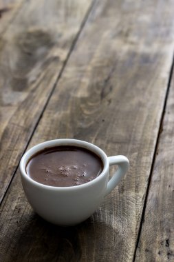 Kahve fincanı ahşap masada.