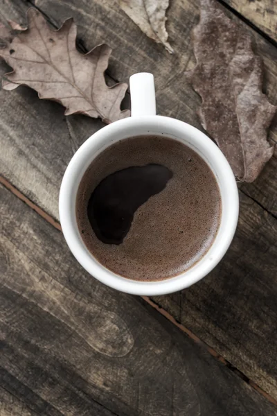 Kaffekopp på hösten faller löv — Stockfoto