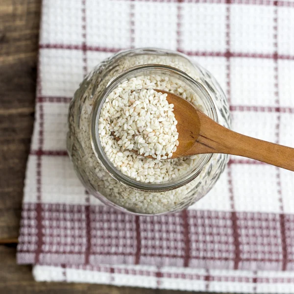 Sésamo blanco en cuchara de madera — Foto de Stock