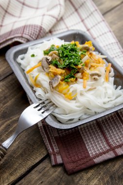 Çince karışımı sebze ve pirinç noodle