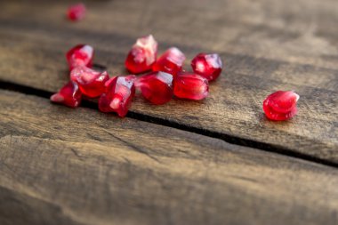 Ahşap zemin üzerinde nar meyvesi