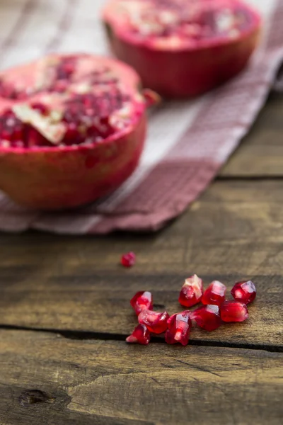 Fruta de granada sobre fondo de madera —  Fotos de Stock