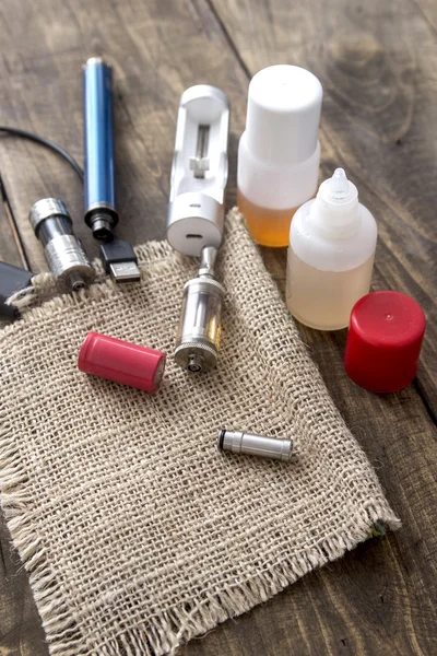 Peralatan E-rokok di atas meja — Stok Foto
