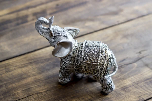 Figurine d'éléphant indien sur table en bois — Photo