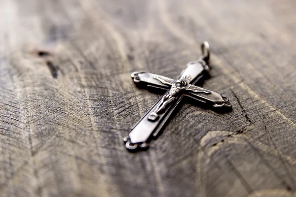 Metalowy krzyż, leżący na stole — Zdjęcie stockowe